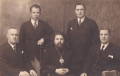 23. Депутаты русской фракции Рийгикогу. Сидят Горшков Иван Михайлович, епископ Иоанн (Булин),  Сорокин Алексей Павло. Стоят Гречанов Алексей Васильевич, Осипов Александр Ефимович. Таллин. 1932