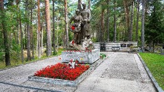 3. Ида-Вируский уезд. Воинское захоронение на кладбище в Нарва-Йыэсуу. Фото -  Александр Хмыров, 26.07.2022.