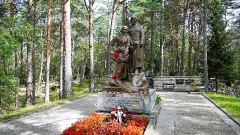 8. Ида-Вируский уезд. Воинское захоронение на кладбище в Нарва-Йыэсуу. Фото -  Александр Хмыров, 26.07.2022.