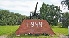 4. Мемориал «Пушка» - памятник 2-й ударной и 8-й армиям на месте боев в 1944 г. Фото - Александр Хмыров, 26 июля 2022 г.