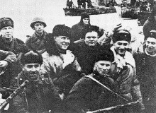 16. Десантники из батальона С. П. Маслова. Снимок сделан незадолго до выхода. (Источник. Ленинград. Блокада. Подвиг. Л., 1984)