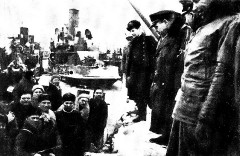 19. Контр-адмирал Г. В. Жуков провожает десантников отряда С. П. Маслова. Во время подготовки десантного отряда был сделан ряд фотографий. Часть снимков хранится в филиале ЦАМО в Гатчине