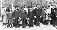 31. Открытие памятника десантникам у Мерекюля 8 мая 1972 г. В первом ряду стоят (слева направо) дочь, жена и сын майора С. П. Маслова и бойцы-десантники И. В. Метеуш, Г. В. Семёнов, А. В. Засосов.
