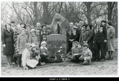 33. Sillamäe kooliõpilased ja Teise maailmasõja veteranid mälestussamba juures. Grupipilt. 1980