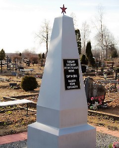 1. Братская могила на кладбище в Люганузе. Фото Александр Хмыров, 5.04.2014.