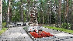 6. Ида-Вируский узд. Воинское захоронение на кладбище в Нарва-Йыэсуу. Фото -  Александр Хмыров, 26.07.2022.