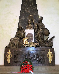 06 - Мавзолей Барклая де Толли. 10 августа 2013 г. Фото - Александр Хмыров