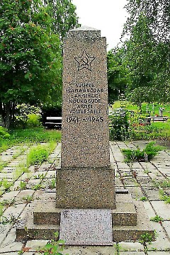 12. Кодавере. Братская могила павших во II мировой войне. 24 июля 2013 г. Фото -  Александр Хмыров