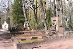 Tartu Pauluse surnuaia peatee koos põhjakülje haudadega. Foto Egle Tamm, 06.05.2014.