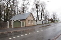 Vaade vanausuliste kalmistu väravale ja juudi kalmistu väravale ja piirdele Roosi tänavalt. Foto Egle Tamm, 24.11.2016.