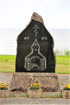 3. Муствеэ. Памятник православному храму Святой Богоматери и кладбищу. 24 июля 2013 г. Фото - Александр Хмыров