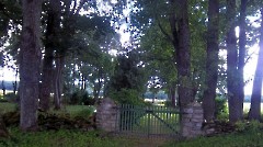 Vaade Juuru EAÕ kalmistu peaväravale sissesõiduteelt (kirdesuunast). K. Klandorf 01.08.2012