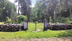 Lelle kalmistu - vaade kalmistuväravale loodest. Foto A. Rospu, 04.06.2024.