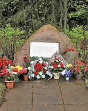 8. Памятный знак на месте гибели экипажа советского самолёта ИЛ-2. 7.05.2015.