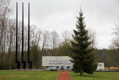 1-obelisk-tri-shtyka-na-meste-forsirovaniya-r-narovy-v-1944-g-8-maya-2021-g-foto-alksandra-khmyrova
