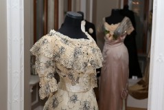 В замке «Schloss Fall» открылась выставка бальных платьев из коллекции Александра Васильева