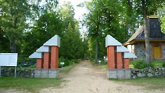 Helme kalmistu. Вид на кладбищенские ворота. Фото Марджу Раабе 08.08.2017
