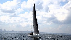 Венок и цветы в память о моряках всех поколений