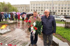 Церемония возложения цветов у Братской могилы «Слава героям»