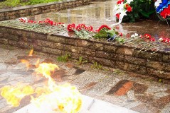 Церемония возложения цветов у Братской могилы «Слава героям»