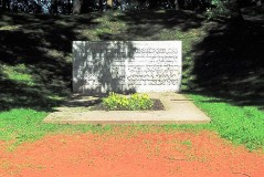 2. Памятник на братской могиле красногвардейцев в Тёмном саду в Нарве. 2010.