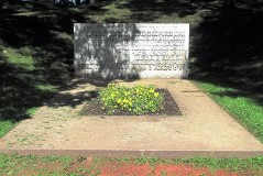 3. Памятник на братской могиле красногвардейцев в Тёмном саду в Нарве. 2010.