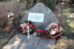 1. Памятный знак на месте гибели экипажа советского самолёта ИЛ-2. 8.05.2013.