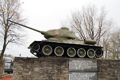 Памятник «Танк Т-34/85» на месте форсирования 25-26 июля 1944 г. р.Наровы войсками Ленинградского фронта 