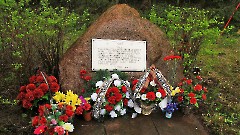 Синимяэ. Памятный знак на месте гибели экипажа советского самолёта ИЛ-2